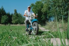 Der Koch auf dem Moped