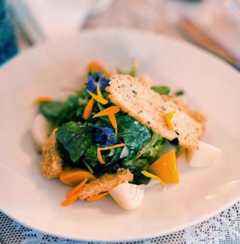 Dessert mit Cassis-Sorbet, geschlagenem Bauernrahm gerösteten Nüßen und Marillen-Eierlikör