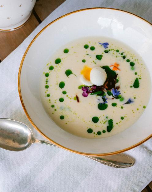 Suppe aus der Kanne serviert, mit Wachtelei